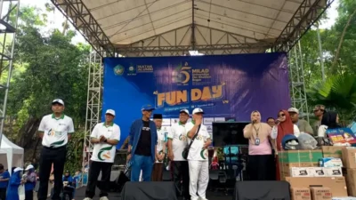 Peserta Fun Day Milad ke-65 UIKA Bogor mengikuti jalan sehat di Kota Bogor.