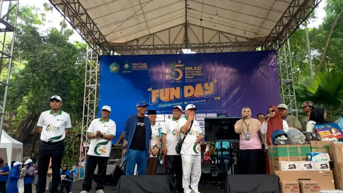 Peserta Fun Day Milad ke-65 UIKA Bogor mengikuti jalan sehat di Kota Bogor.