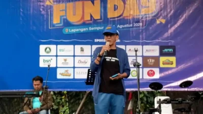 Peserta Fun Day Milad ke-65 UIKA Bogor mengikuti jalan sehat di Kota Bogor.